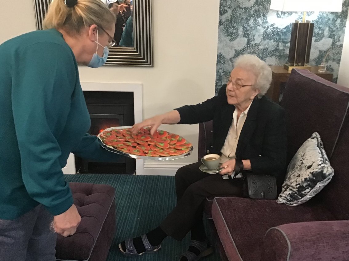 CollingtreePri's tweet photo. Mrs Cushing and sunset club made some remembrance biscuits which we then took to share with the residents and staff at Collingtree Care Home as part of our work learning about the importance of remembrance day. #collingtreecommunity #valueofpeace @PDET_MAT https://t.co/ydy5vnIXKu