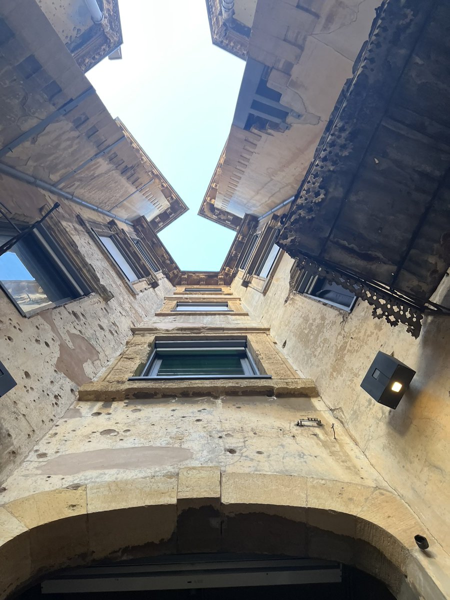 Yasminnrn's tweet photo. Today’s event : Visiting BeitBeirut. #aubsms #allobeirut #livelovelebanon https://t.co/YJt3QMtwwC