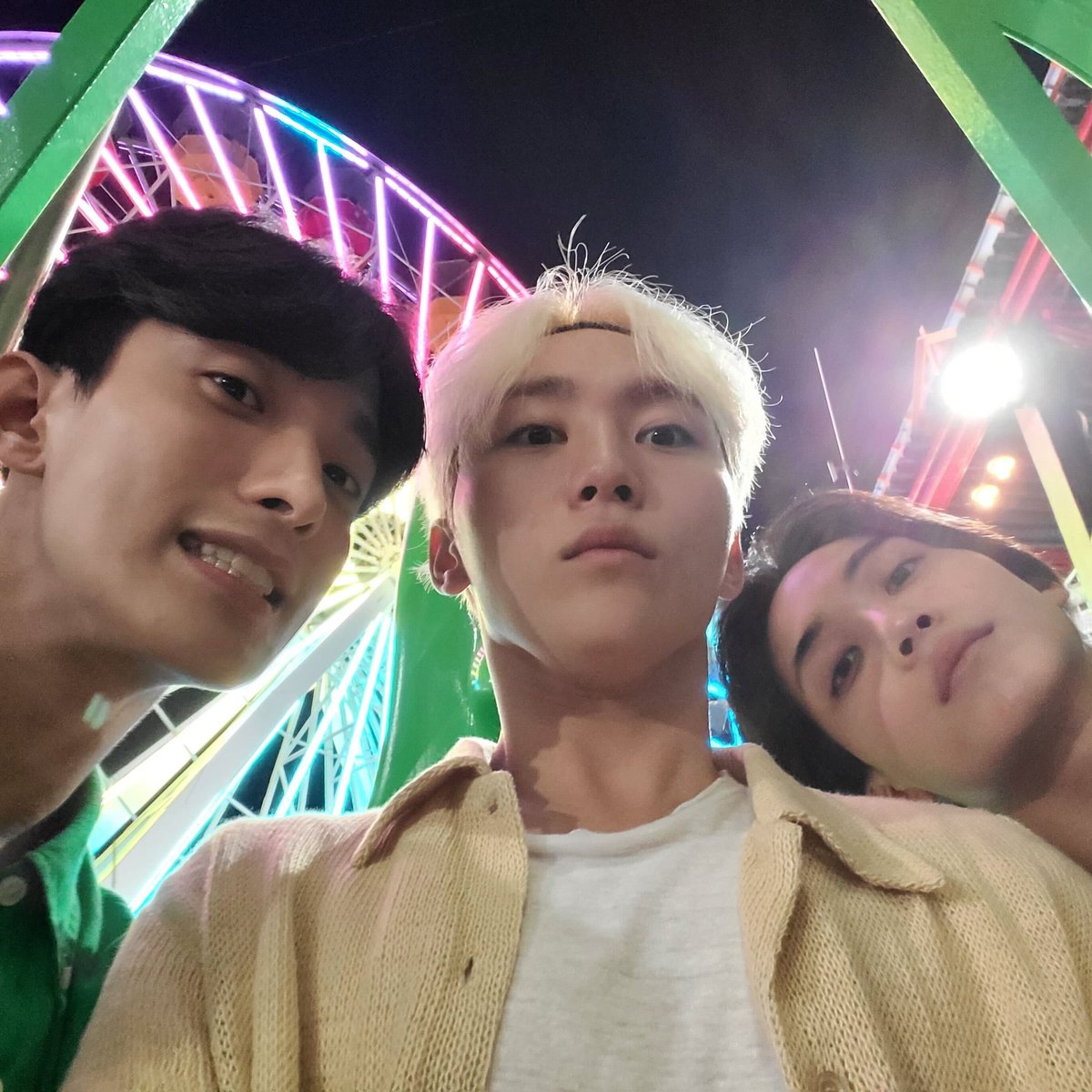 jjongjjongied's tweet photo. seungkwan with the angel and devil on his shoulders except they both take on the same role at the same time https://t.co/Ukg1mXPg41