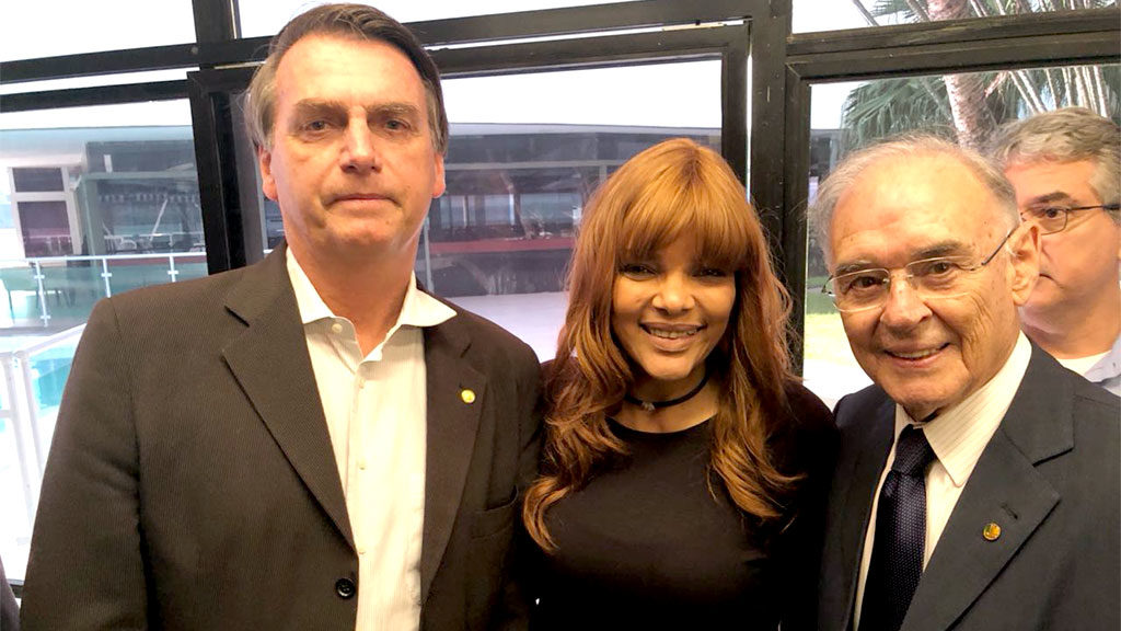 o_capirotinho's tweet photo. Flordelis, a pastora, deputada, defensora da família tradicional, contra ideologia de gênero, inimiga do marxismo cultural e amiga íntima da família Bolsonaro foi condenada a 50 anos de prisão por homicídio triplamente qualificado.

Ela também mora no Vivendas? https://t.co/SVCmIytNcj