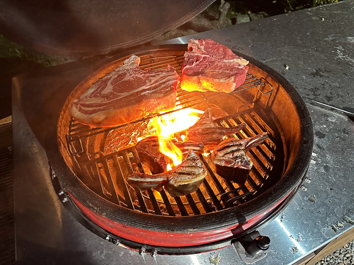 Hosted a little dinner party last night. Double Magnum <a href="/BodegasLaHorra/">BodegasLaHorra</a> Corimbo 2016 paired perfect with the steaks <a href="/GlassOfRedWine/">Cathal McBride</a> 
All the meat dry aged in the <a href="/Dry_Ager/">Dry Ager Manufaktur</a> 
- Margret de Canard 15 days
- Rack of Lamb 30 days
- Bistecca a la Fiorentina 35 days 
- Côte de Boeuf