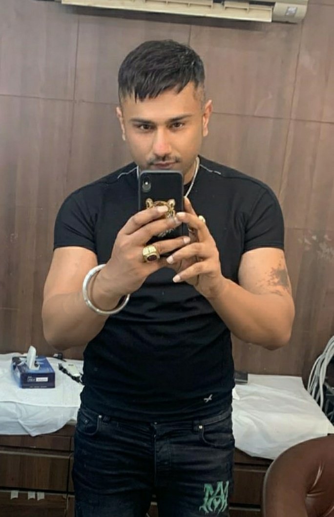 Anjali_Sharmag's tweet photo. King is back with old hairstyle feat yo yo honey Singh
#OldHairstyleOfYoYoisBack https://t.co/s3qOeQRLku