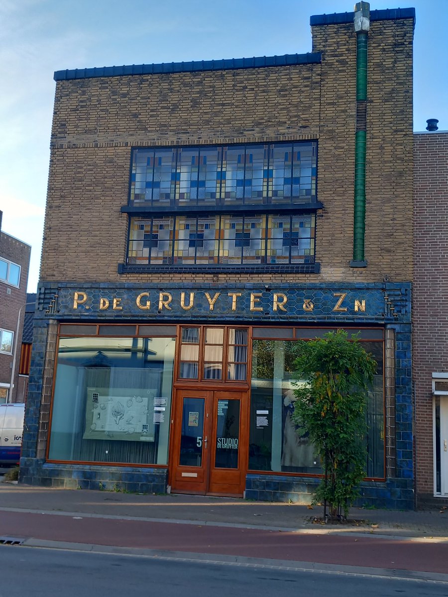 GodelieveTT's tweet photo. Interessante stadswandeling 'Koloniaal verleden' afgesloten met een kopje koffie en goed gesprek. #STEEOK i.s.m. Stichting Comité 30 juni - 1 juli). Veel ruimte voor dialoog. Gesprekken over excuses maken, uitwisseling van uiteenlopende standpunten; Kunst in openbare ruimte https://t.co/nv1hjEHqOL