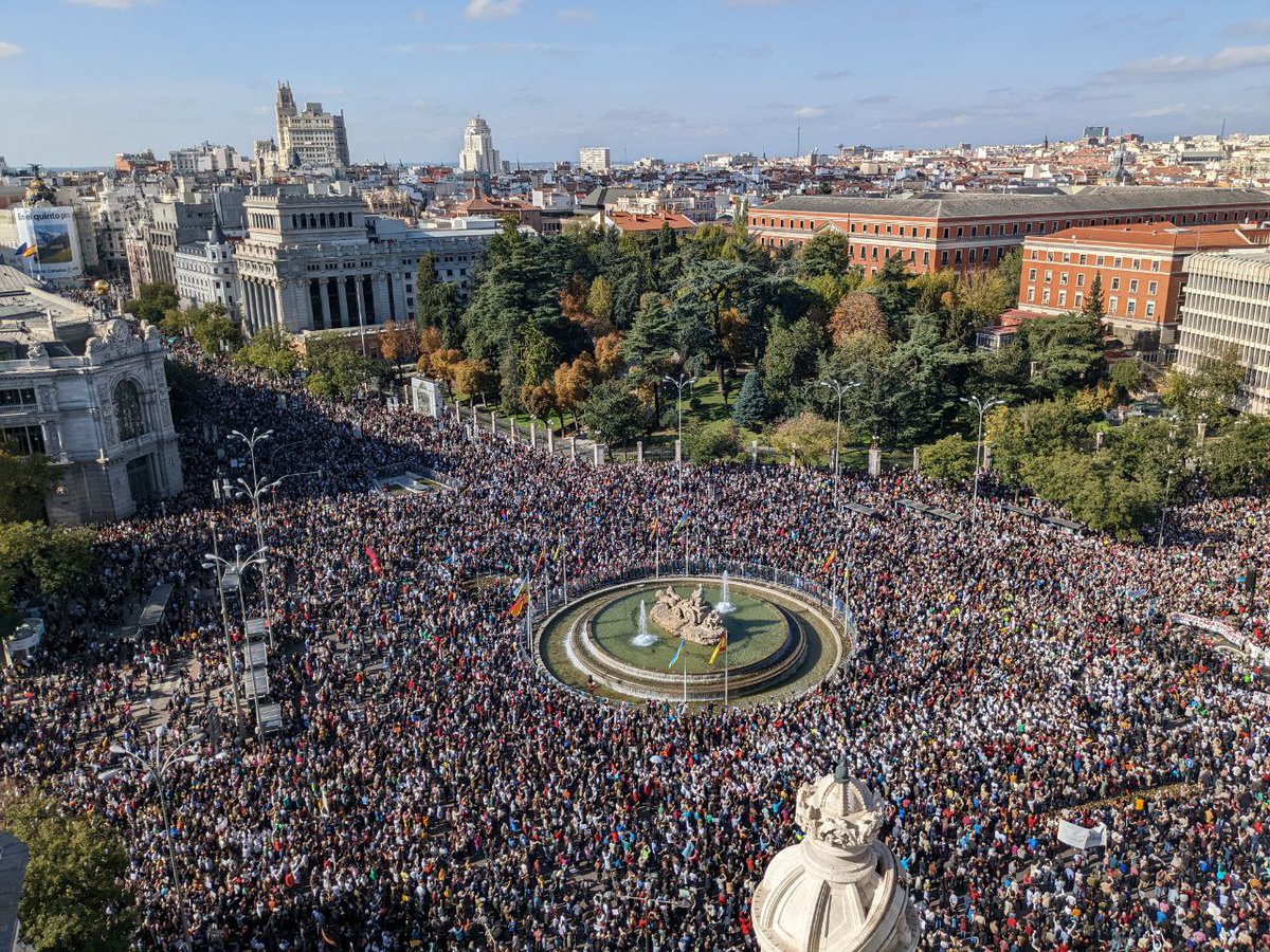 Monica_Garcia_G's tweet photo. Con la sanidad siempre. Por los pacientes, por los profesionales, por quiénes lucharon por defender lo público y por los que están por venir. https://t.co/NglN2LYvRJ