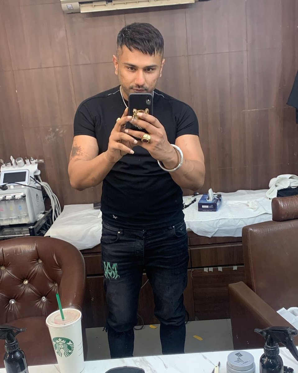 aksh_media's tweet image. #oldhairstyleofyoyoisback

@asliyoyo is back 🔥😃

#YoYoHoneySingh 
#yoyoisback