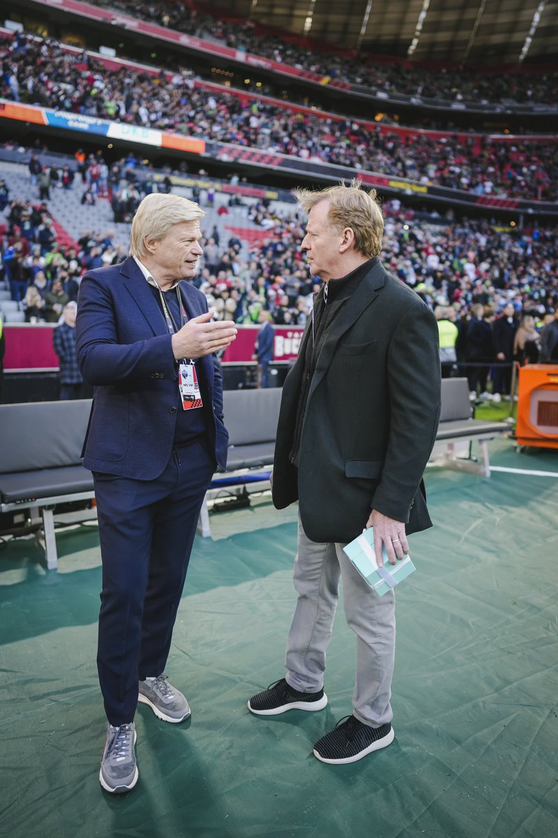 OliverKahn's tweet photo. American Football zu Gast bei uns in der Allianz Arena! 🏈⚽

Danke an NFL Commissioner Roger Goodell für den spannenden Austausch. 🤝 Es ist immer wertvoll, sich gegenseitig Impulse geben zu können, um den Sport für die Fans weiterzuentwickeln! 

#NFLMunichGame https://t.co/N2FADHupFh
