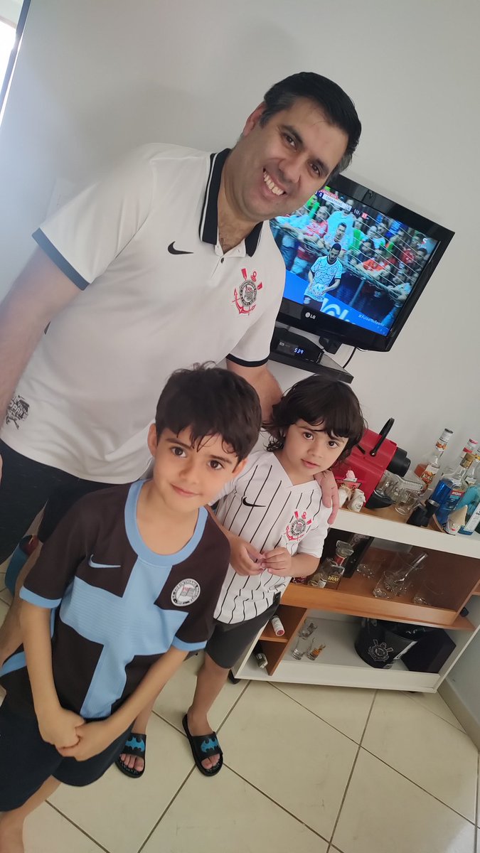 jaime007sa's tweet photo. Família Vasconcellos de Santo André - SP na torcida para mais um título da Corinthians na liga nacional @corinthiansftsl @dandansportv #futsalnosportv #VaiCorinthians Papai Jaime, Luke e Bruce! https://t.co/5zg9e9OAQy