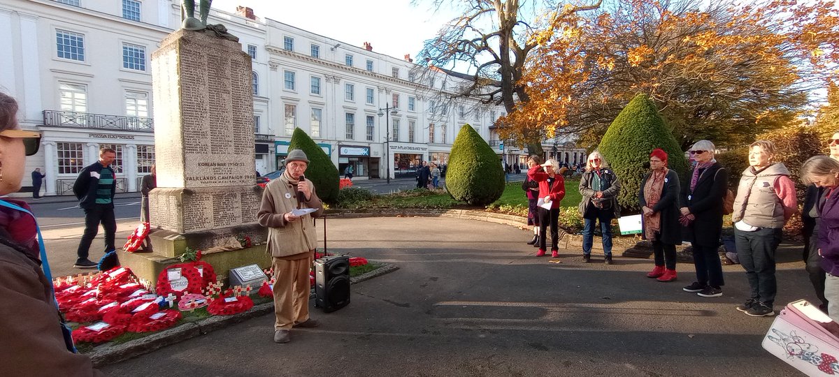 willbryce17's tweet photo. Very nice #WhitePoppy wreath laying ceremony in #leamingtonspa - always peaceful, always significant. #Peace https://t.co/NB83LMXVd1