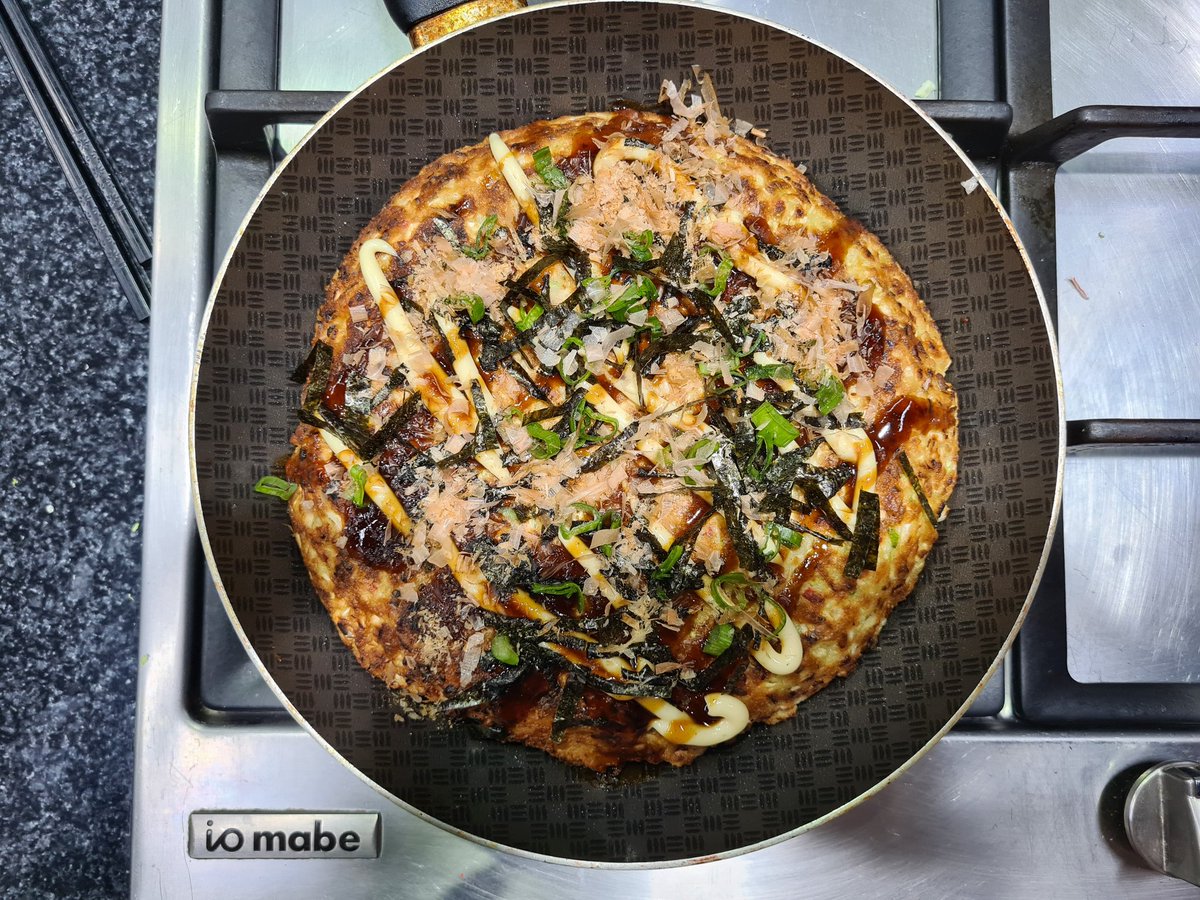 BTW, yesterday I went with my sister to a Japanese street food class and it was AMAAAZIIING

We prepared Okonomiyaki, yakitori, onigiratsu and mochi cakes.
(I don't have Pic for my mochi one because it was awful af and stuffed it into my face right away 😂)