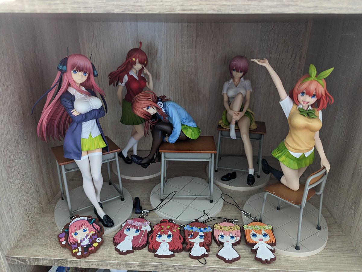 HattonAndre's tweet photo. Suite au film terminant l'histoire de The Quintessential Quintuplets j'ai ajouté aux figurines les 5 straps. Et un strap en plus pour Nino bien entendu.

@pikaedition (j'ai fini de lire les tomes avant d'aller voir le film quand même) @Crunchyroll_fr https://t.co/IvUQy2AZid