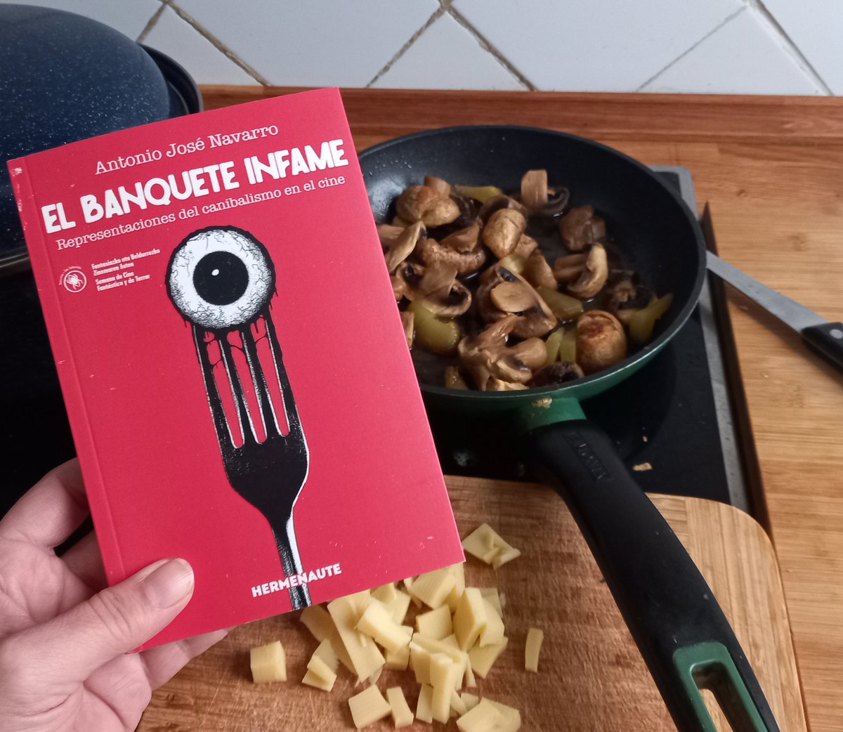 Empar07's tweet photo. Degustando la recomendación de @horrorfestival, una delicatesen extrema de @AJNavarro9. #BonApettit https://t.co/Dmf8EnqJf5