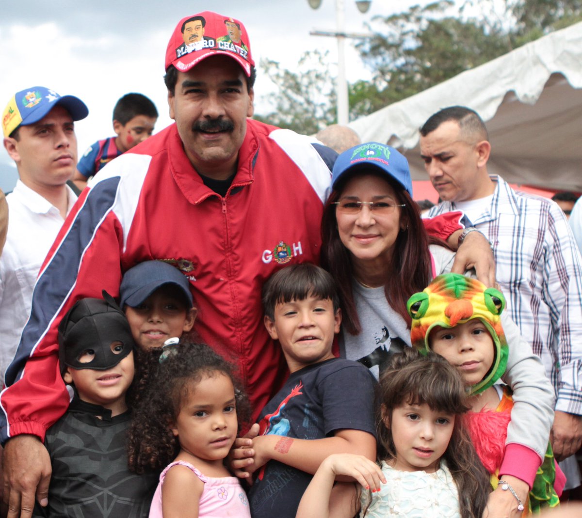 _LaAvanzadora's tweet photo. ¡Domingo de bendiciones!  

Cuidemos como el mayor tesoro la relación con nuestra familia. Celebramos el Día del Abrazo en Familia, que nunca falte en sus hogares la fe en Dios, el amor, el respeto y la solidaridad. 

@NicolasMaduro
@MPPEDUCACION https://t.co/mwElbO5n6F