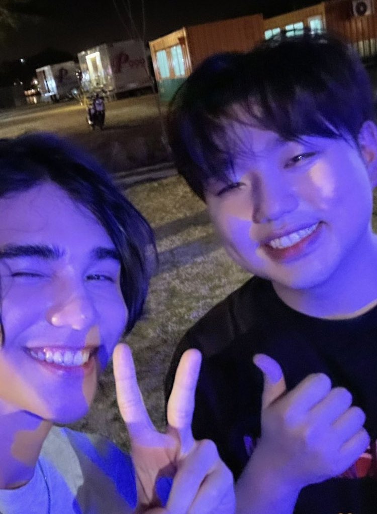 jsaturfiles's tweet photo. from covering sam kim’s song to getting a selfie together 🤘🏻🤘🏻 https://t.co/MiYs3znZtY