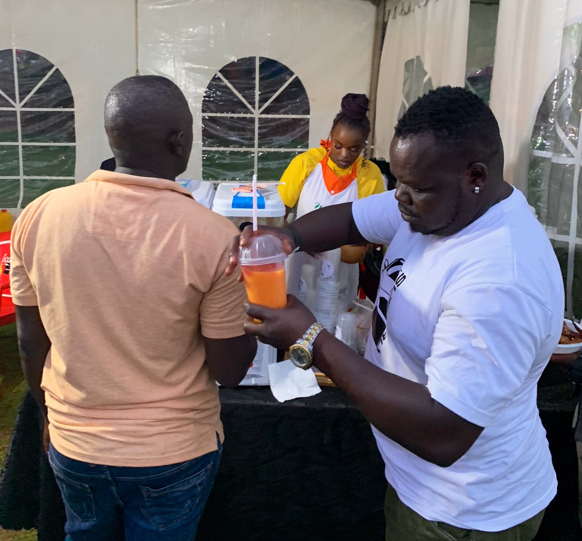 empaako_yange's tweet photo. Ebyokulya ne' byokunywa biriho mubwingi - The drinks & bites are in plenty!
Check out our vendors for coffee, ice cream, popcorn, juice, liquor, and much more!
#KwegonzaAvenue6 #RaisingOurStars https://t.co/cCo5X9MmlP