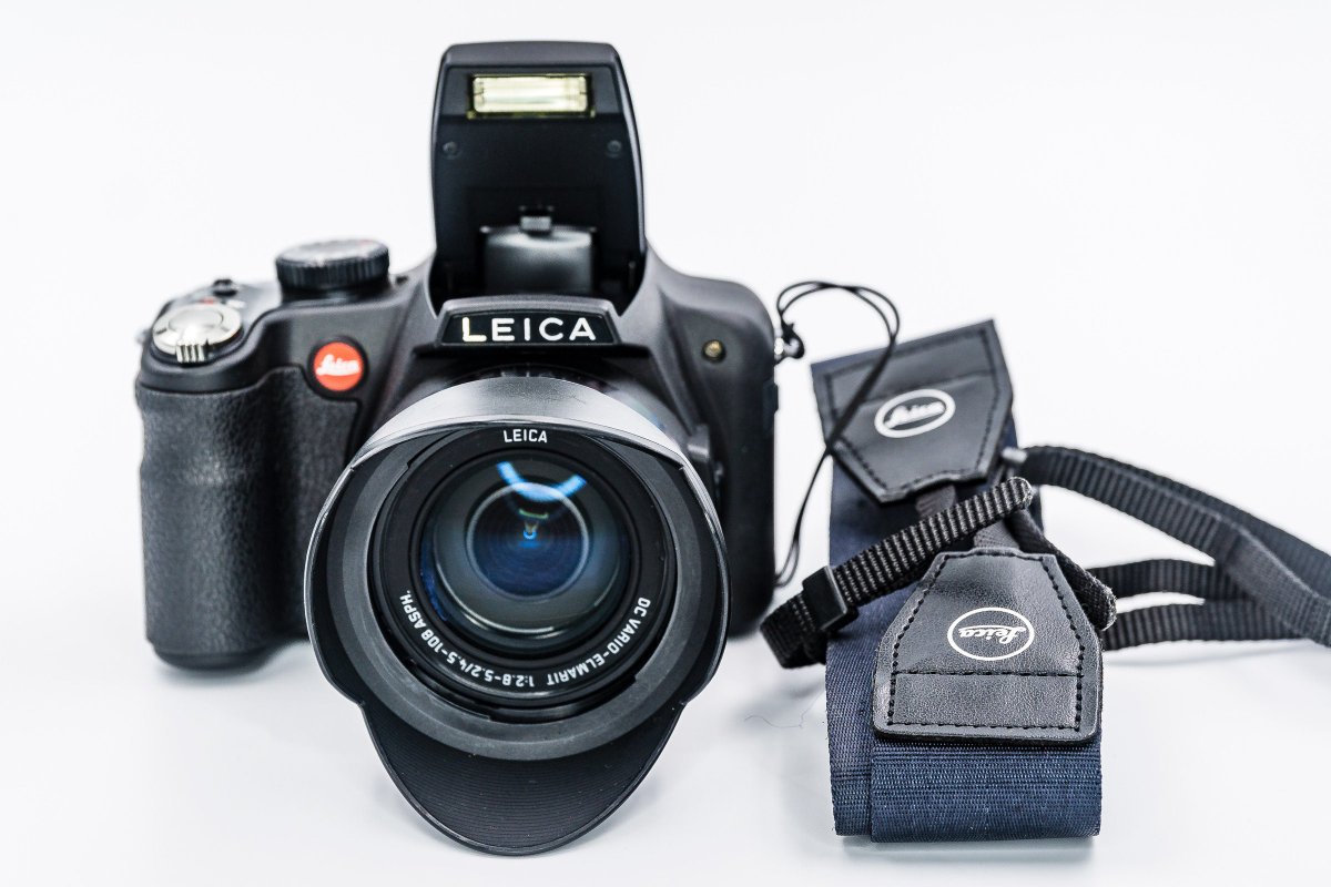 VintageCameraUS's tweet photo. Leica V-LUX 2 Digital Camera with Vario-Elmarit 25-600mm F2.8-5.3 Lens. Great all-in-one travel camera. Like new! Free Shipping #photocamera #leica 
$875.00
➤ https://t.co/YWAjMNkIaE https://t.co/jVA3ZqZHSf