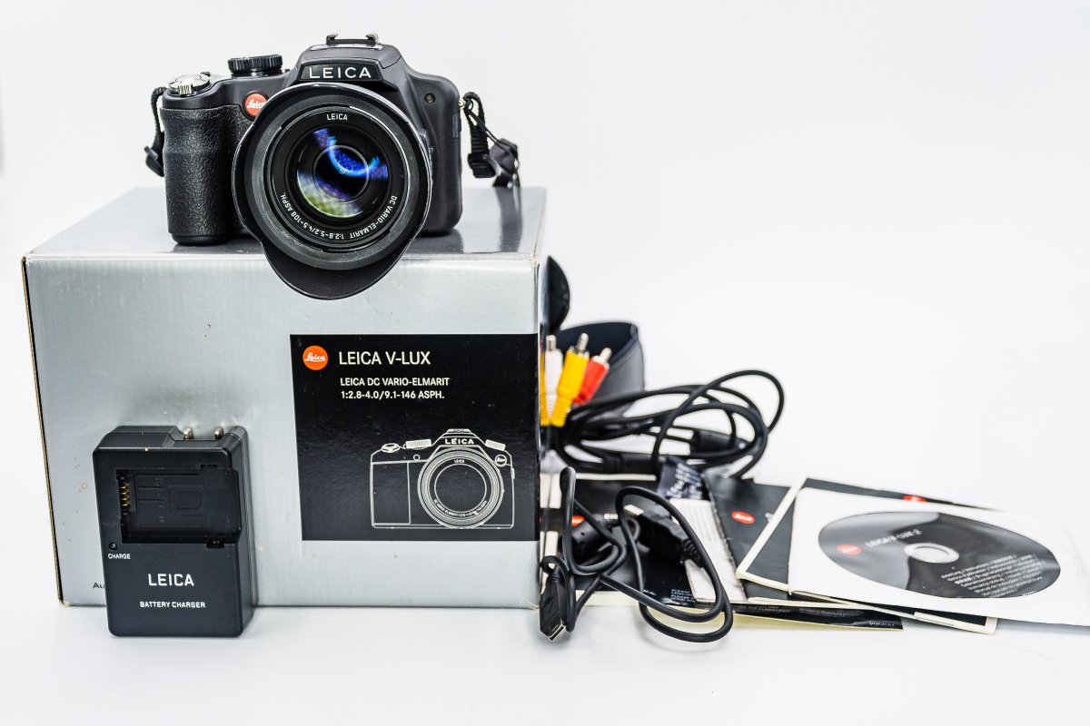 VintageCameraUS's tweet photo. Leica V-LUX 2 Digital Camera with Vario-Elmarit 25-600mm F2.8-5.3 Lens. Great all-in-one travel camera. Like new! Free Shipping #photocamera #leica 
$875.00
➤ https://t.co/YWAjMNkIaE https://t.co/jVA3ZqZHSf