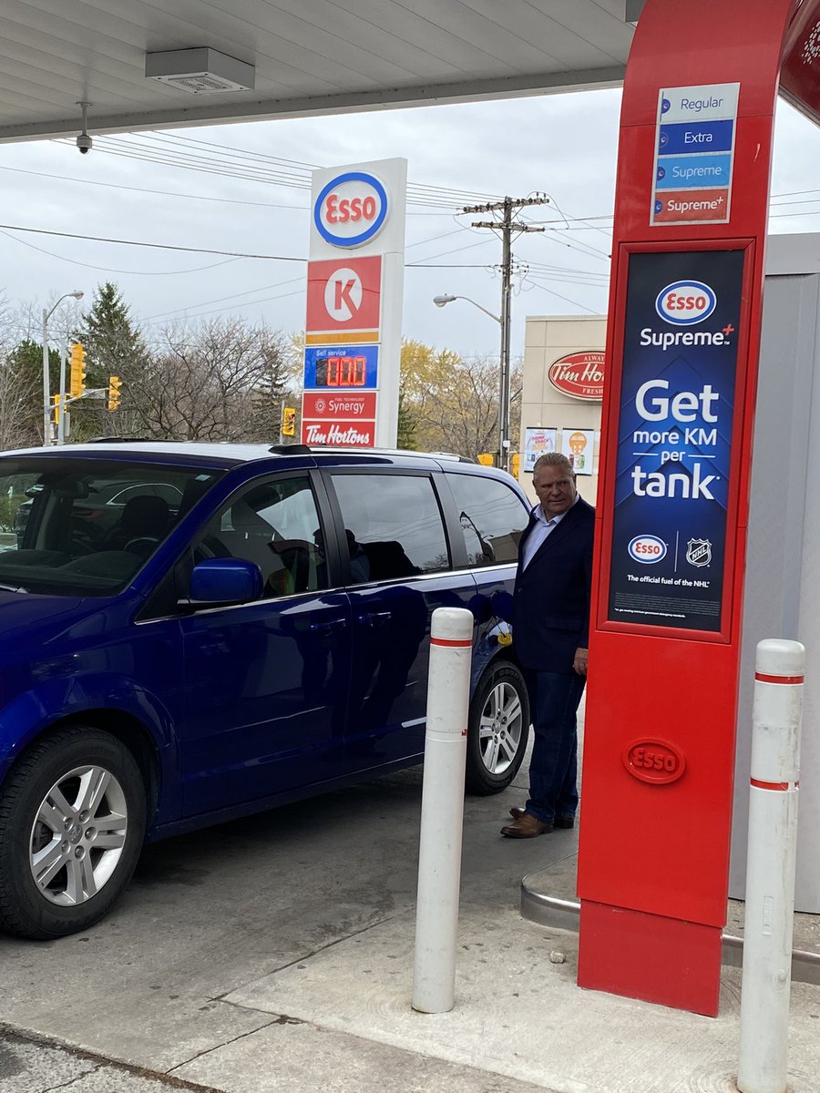 Premier Ford arrives at Etobicoke gas station with Finance Minister for fall economic statement #onpoli (but so much more to discuss, hospital capacity, Children's ICU beds, CUPE...