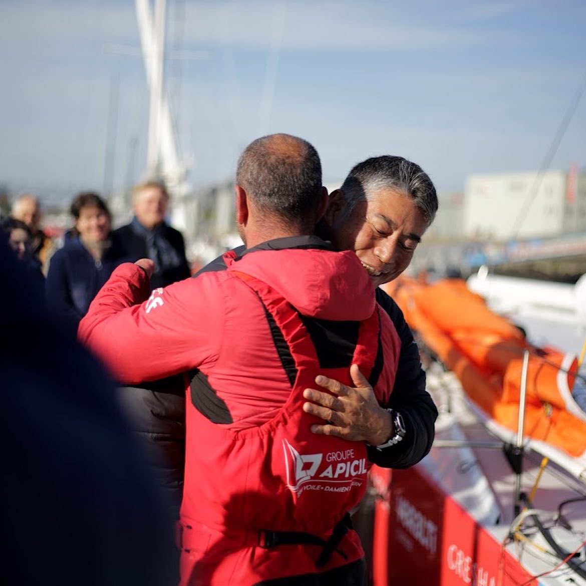 sailingdamien's tweet photo. 🤩 Un accueil riche en émotions pour Damien à Lorient ! Son équipe, ses amis, sa famille, ses partenaires, quelques promeneurs et le navigateur japonais @kojiro_jpn11 !

#RDR22 #IMOCA @GroupeAPICIL @Groupe_ATF https://t.co/P92lnk3EvU