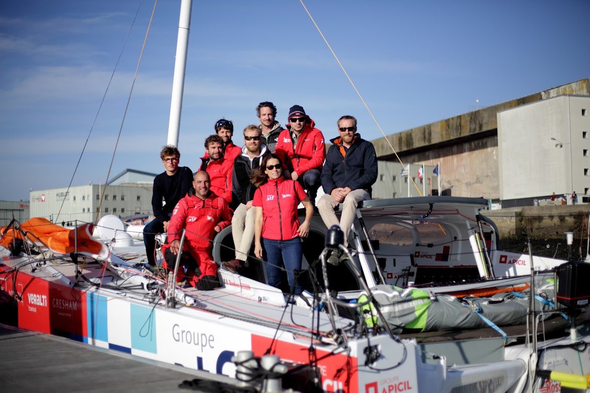 sailingdamien's tweet photo. 🤩 Un accueil riche en émotions pour Damien à Lorient ! Son équipe, ses amis, sa famille, ses partenaires, quelques promeneurs et le navigateur japonais @kojiro_jpn11 !

#RDR22 #IMOCA @GroupeAPICIL @Groupe_ATF https://t.co/P92lnk3EvU