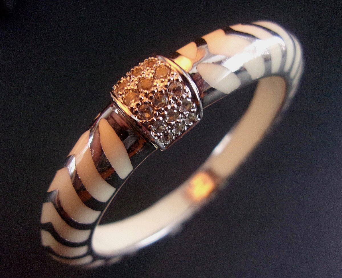 renaissancefai's tweet photo. ANGELIQUE DE PARIS Sterling Chevron Bracelet, Hinged, Clamper, Creamy White, Handmade Vintage https://t.co/o3qFczhlT3 #white #silver #women #angeliquedeparis #frenchmade #designersigned #hautecouture #whitecreamres https://t.co/XXt9DfrQ3s