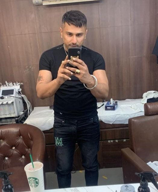 realvassago's tweet photo. #oldhairstyleofyoyoisback
#yoyo #honeysingh #yoyohoneysingh https://t.co/hlyJwWx3nA