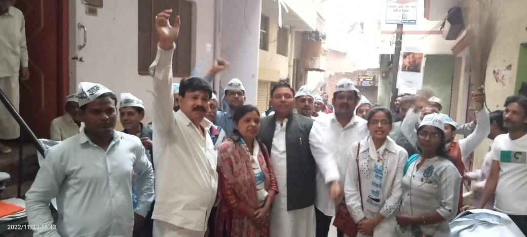 Nitinsinghpate's tweet photo. आज वार्ड नंबर 97 में #गंदगी_हटाओ_झाडू_चलाओ_यात्रा निकाली गई। जिसमे साथियों ने भागीदारी की। यात्रा में काशी प्रांत अध्यक्ष पवन तिवारी जी उपस्थित रहे।
@AAPUttarPradesh @SanjayAzadSln @SabhajeetAAP @Dinesh_Spatel @Altafahmad_aap https://t.co/PSkZiRfmfI