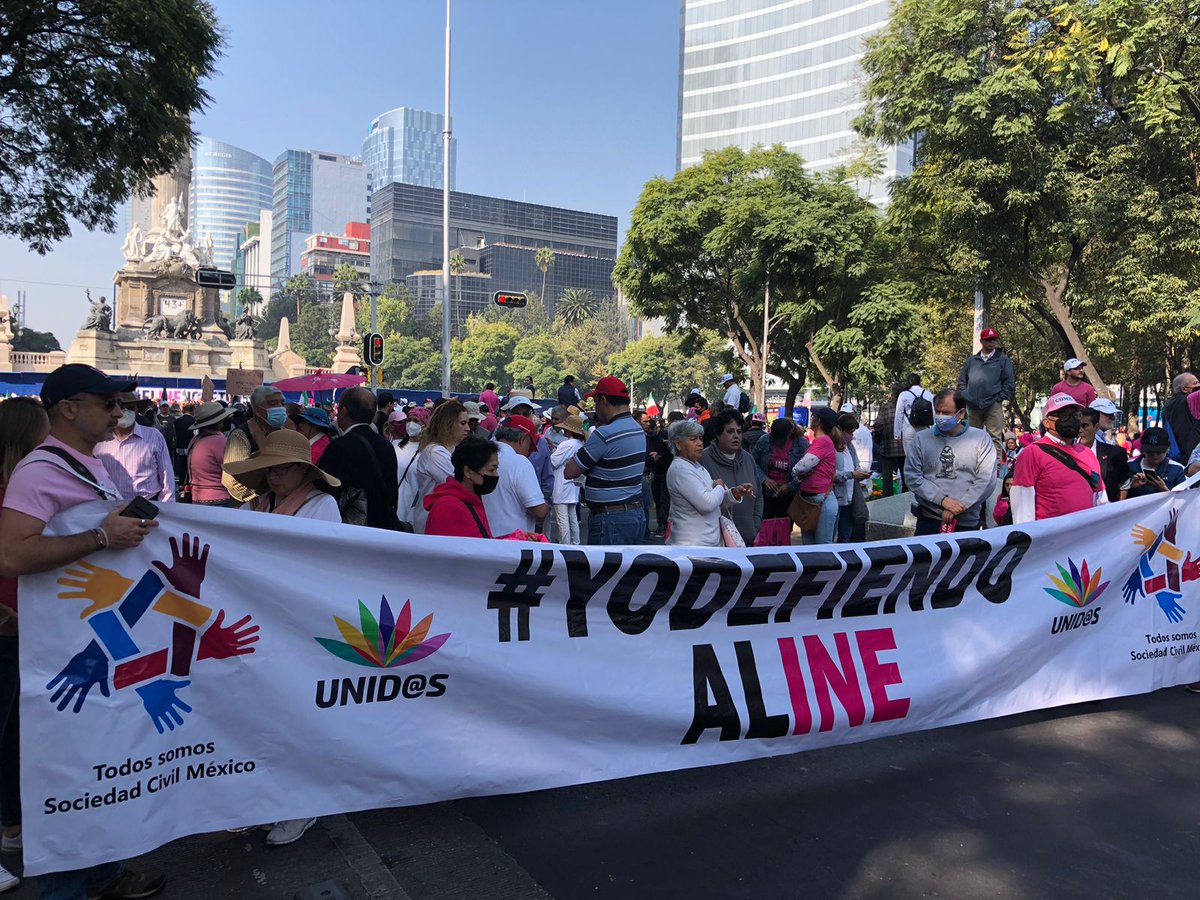 El_Universal_Mx's tweet photo. Fotogalería #marchaINE🗳️ Cientos de capitalinos, políticos y opositores llegan así la marcha en defensa del INE 

📷 Carlos Odín y Diego Simón https://t.co/1lI5vp22it