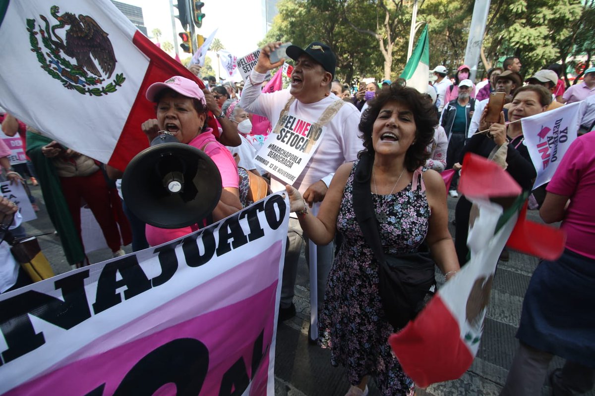 El_Universal_Mx's tweet photo. Fotogalería #marchaINE🗳️ Cientos de capitalinos, políticos y opositores llegan así la marcha en defensa del INE 

📷 Carlos Odín y Diego Simón https://t.co/1lI5vp22it