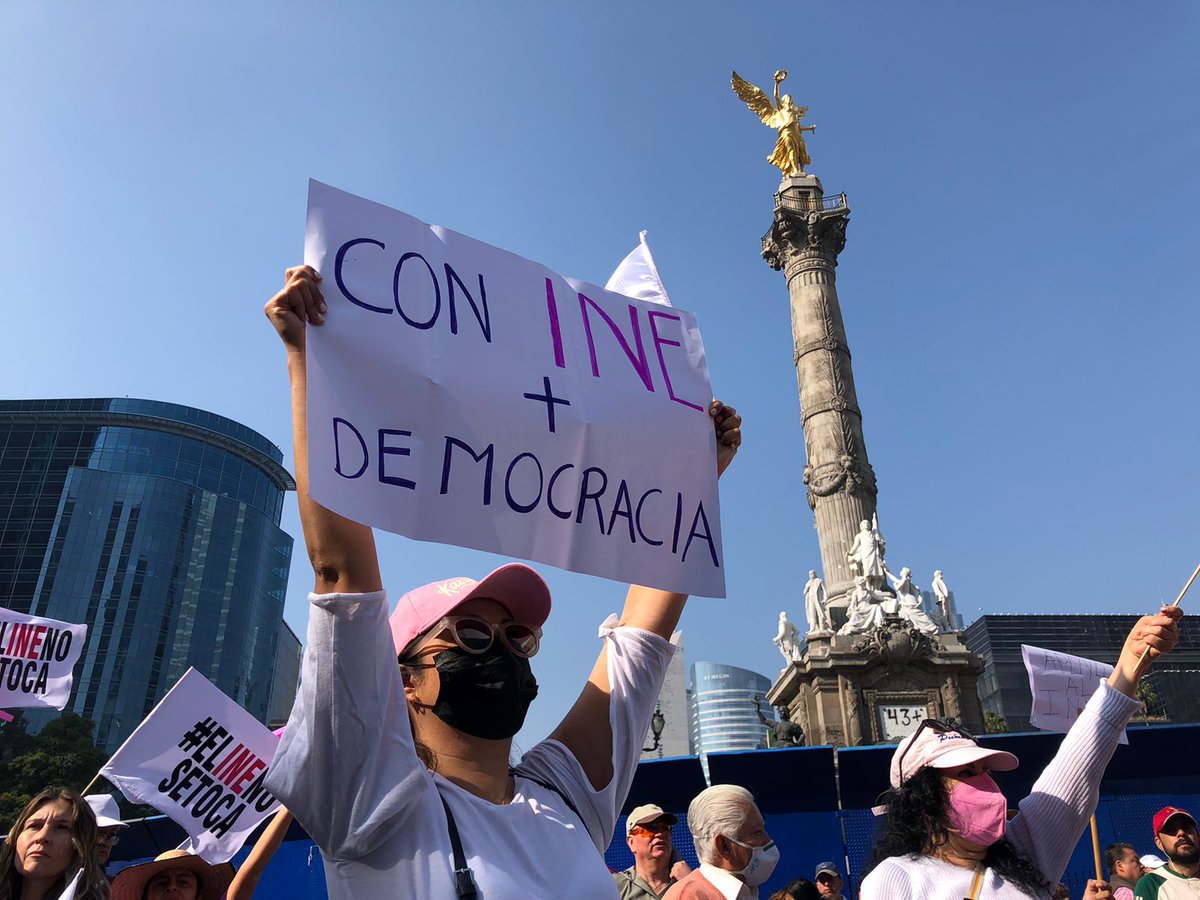 Fotogalería #marchaINE🗳️ Cientos de capitalinos, políticos y opositores llegan así la marcha en defensa del INE 

📷 Carlos Odín y Diego Simón