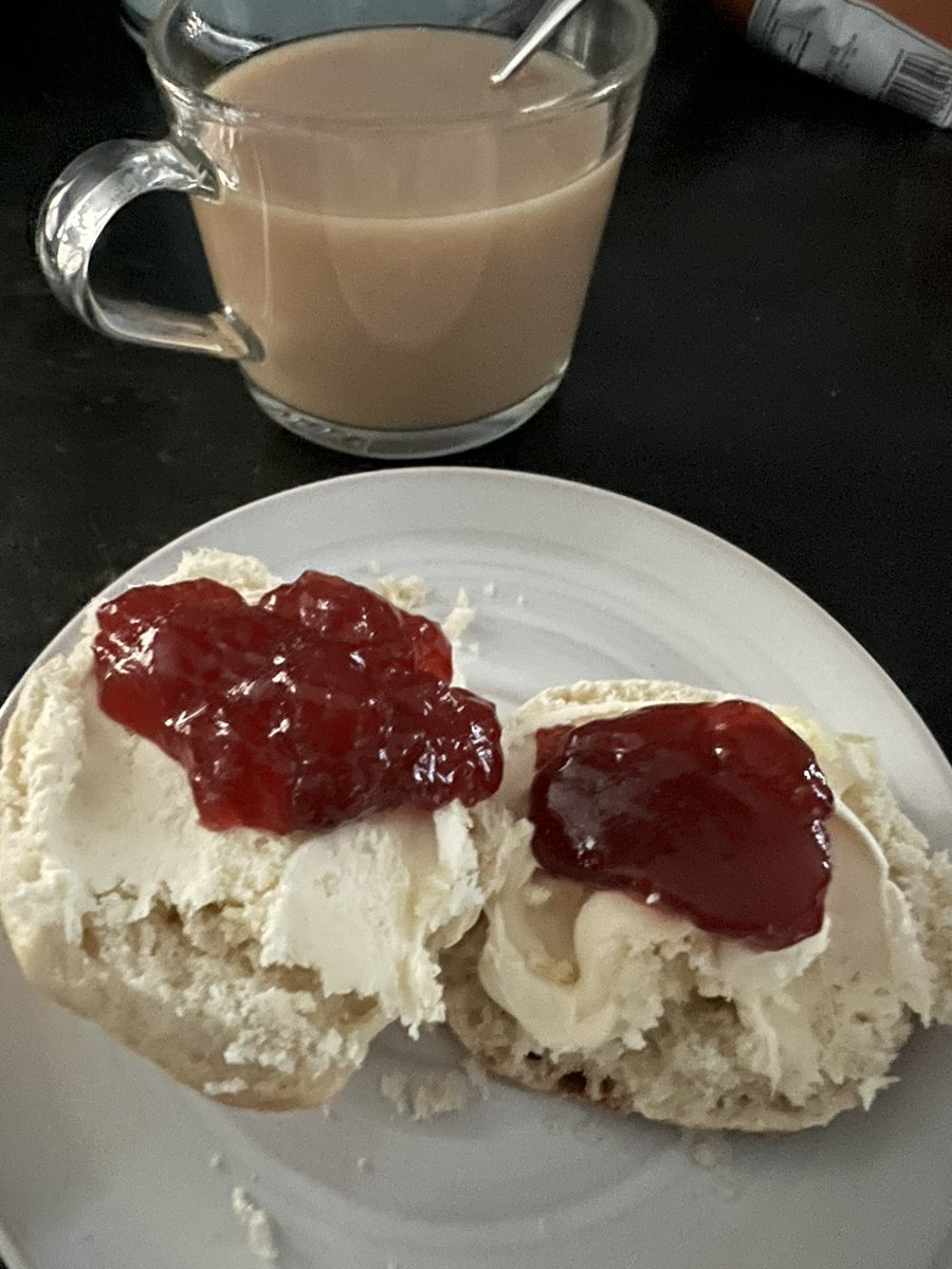 orianemessina's tweet photo. Come for me. Iโm ready. #creambeforejam #scones #creamtea https://t.co/tTI9unHpFQ
