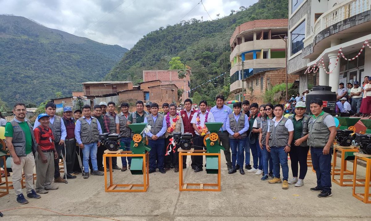 DEVIDAPERU's tweet photo. #Puno | En el marco del convenio suscrito entre @DEVIDAPERU y la Municipalidad Distrital de San Pedro de Putina Punco, 90 familias caficultoras que optaron por los cultivos alternativos de 55 sectores, recibieron despulpadoras para mejorar la producción de sus cafés. (1/2) https://t.co/PNFgxxUGFu