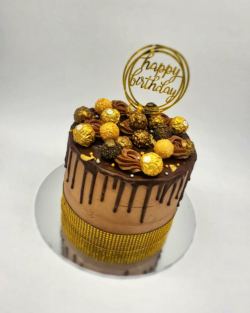 chef_exose's tweet photo. Chocolate & Hazelnut Birthday Cakes 😍
- Ferrero Rocher Drip Cake
- Kinder Chocolate Drip Cake
Which one looks better? 😋
#Exoseathome #Dripcakes #Customcakes #Birthdaycake https://t.co/yodPEBKExL