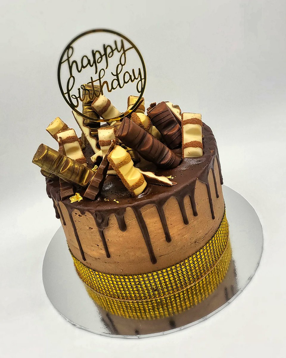 chef_exose's tweet photo. Chocolate & Hazelnut Birthday Cakes 😍
- Ferrero Rocher Drip Cake
- Kinder Chocolate Drip Cake
Which one looks better? 😋
#Exoseathome #Dripcakes #Customcakes #Birthdaycake https://t.co/yodPEBKExL