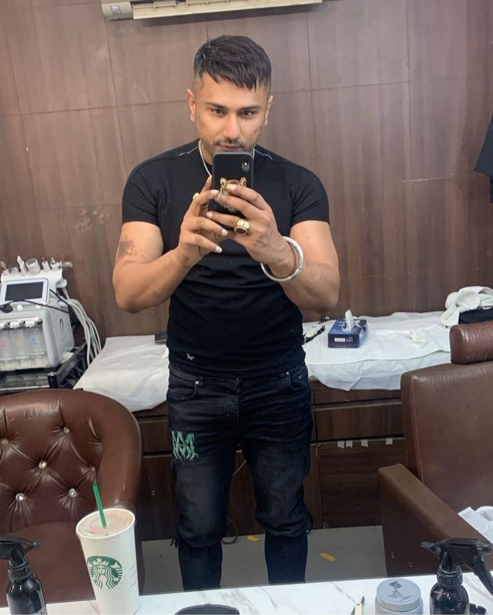 PrinceK03660144's tweet photo. People says "old is gold" but deep down we know YO YO HONEY SINGH will never get old. @asliyoyo #OldHairstyleOfYoYoisBack 
King is Back 🔥 https://t.co/SUkvzZsDwK