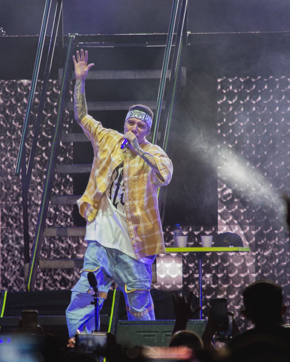 telehit_musica's tweet photo. El rapero originario de Guanajuato, Ángel Quezada, mejor conocido como Santa Fe Klan, y sus múltiples invitados pusieron a bailar y corear el rap mexicano en la Arena CDMX  🎤💯🕺💃

#SantaFeKlan #Rap #TelehitMúsica #AngelQuezada https://t.co/NgWTEi2vbV