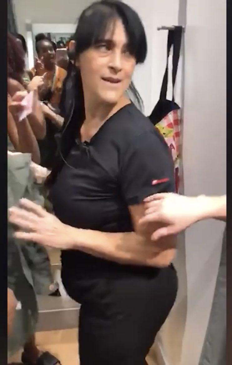 Essa mulher é uma racista que acusou de furto uma mulher negra no shopping Madureira no Rio. A Renner já demitiu ela, mas é pouco! Vamos expor o rosto dela também. Lembrando que racista não é gente! 👍