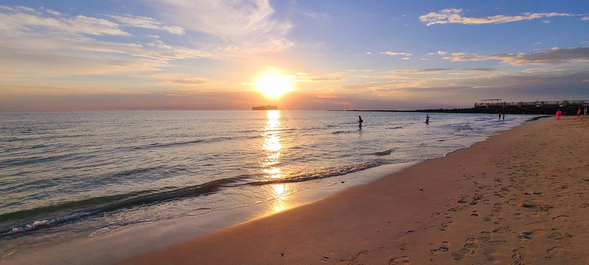 GessnerREAgent's tweet image. Exquisite sunrise this morning 
...beautiful drive to #southbeach packed house ..lots of pups and peeps  having a great time 🐾🐾🌅⛱️🌞 Enjoy your #sundayfunday #followthepinkcar #MiamiBeach #miami #seeitlikeanative