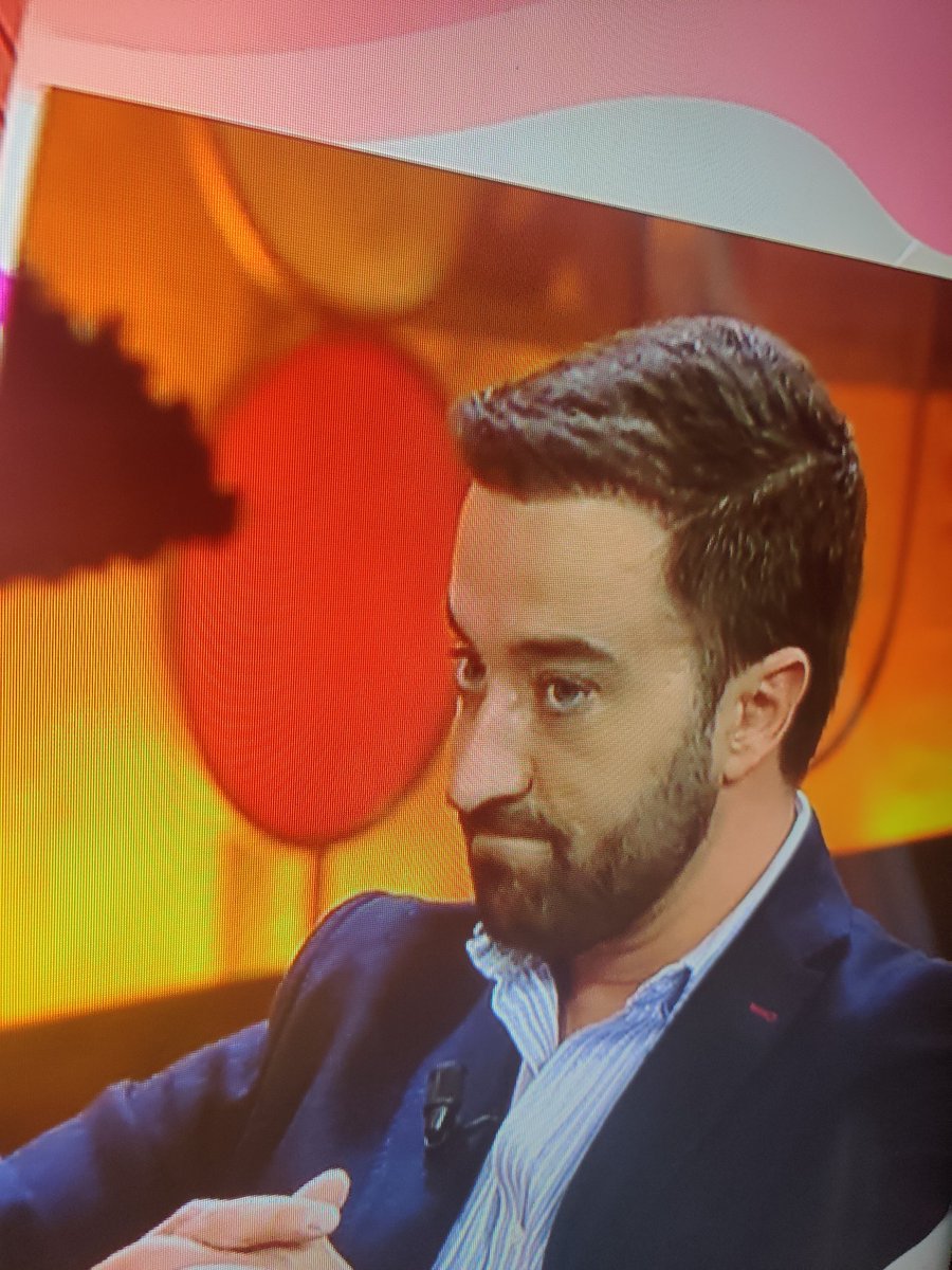 illoillo_'s tweet image. ¿Este señor da clases de estética cuando tiene las entradas como una muñeca vieja? #FiestaT5