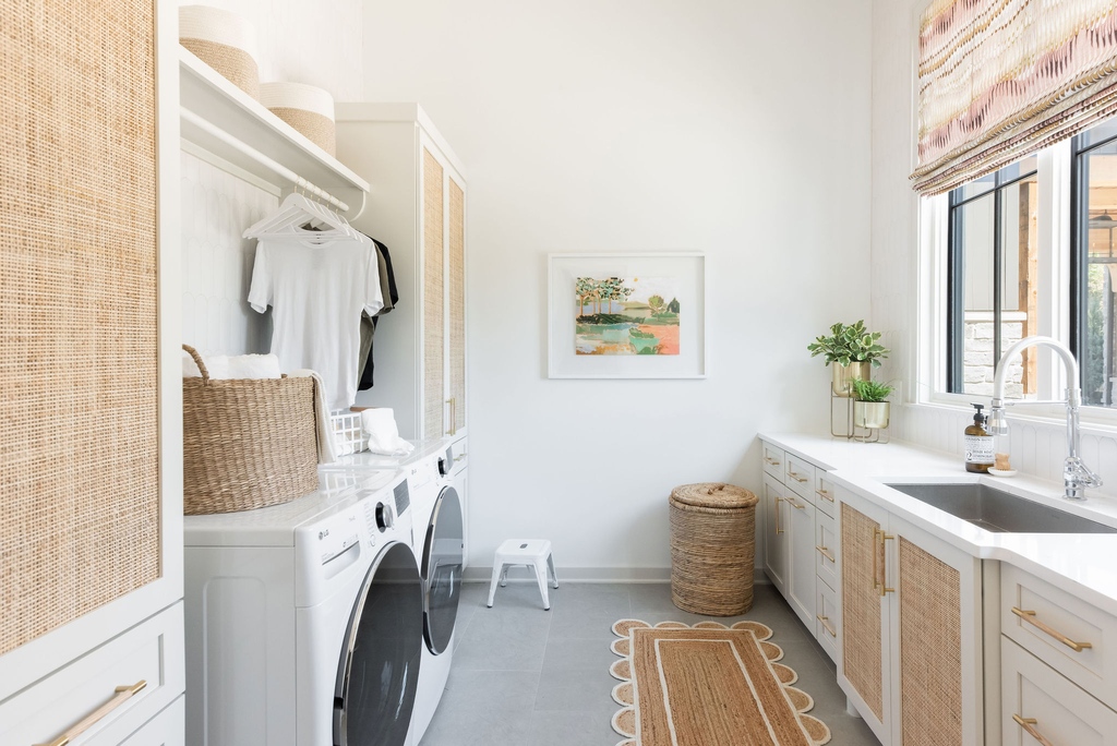 Anyone out there despise doing the laundry? Well, we promise you won’t dislike it after stepping into this laundry room.

Designer: @studio36design
Photographer: @allisonelefantephoto

#alegendaryparadeofhomes #laundryroom #legendhomes #legendarylifestyles