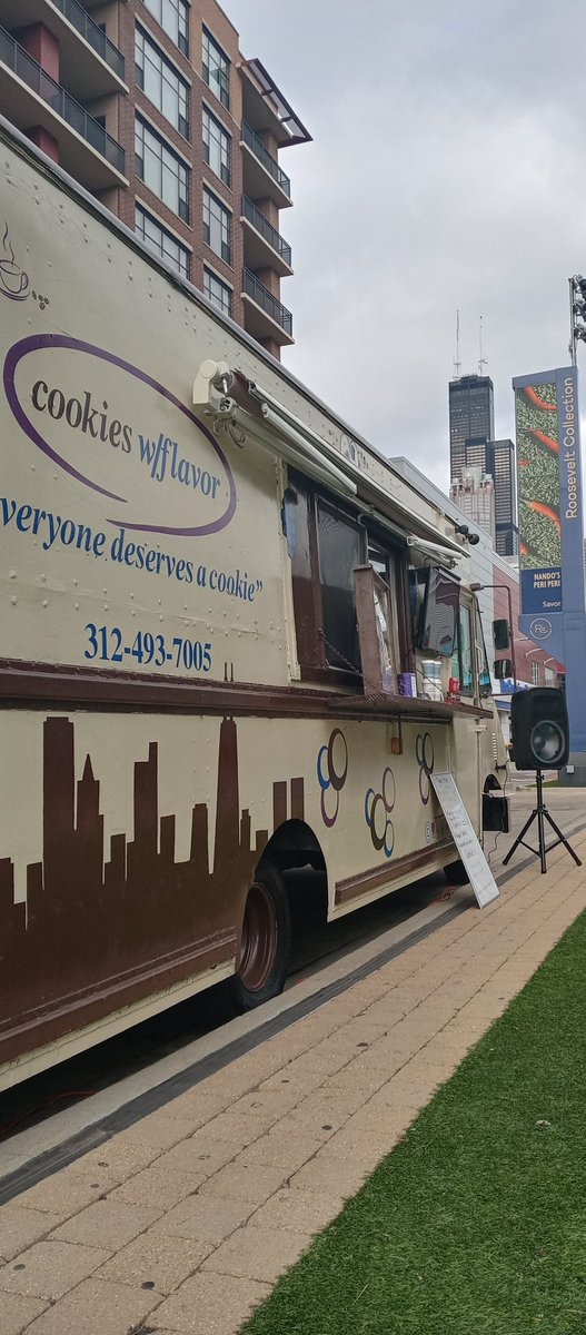 cookieswflavor's tweet photo. At #TheRooseveltCollection on #Roosevelt Rd. till 2:00pm. Come get a #cookie or a #brownie and some #hotchocolate or #applecider. #GoBears #foodtruck #cookieswflavor https://t.co/DeYnfoxb5J