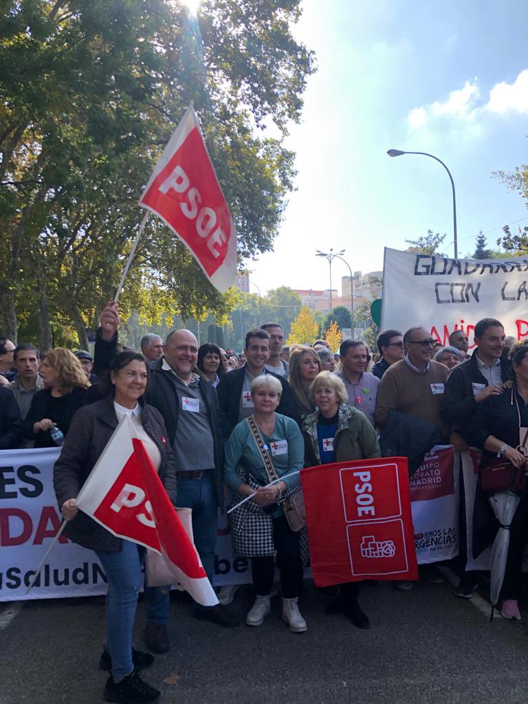 PsoeEscorial's tweet photo. ✊🏻MADRID DESPIERTA POR LA SANIDAD PÚBLICA 

🌹Nuestro alcalde, socialistas y vecinos de El Escorial nos hemos sumado a la multitudinaria concentración que reclama una sanidad pública de calidad.

🏥 Sin Salud no hay libertad. Por una atención de calidad m.
 
#LaSanidadNoSeToca https://t.co/75c5E6ykgd