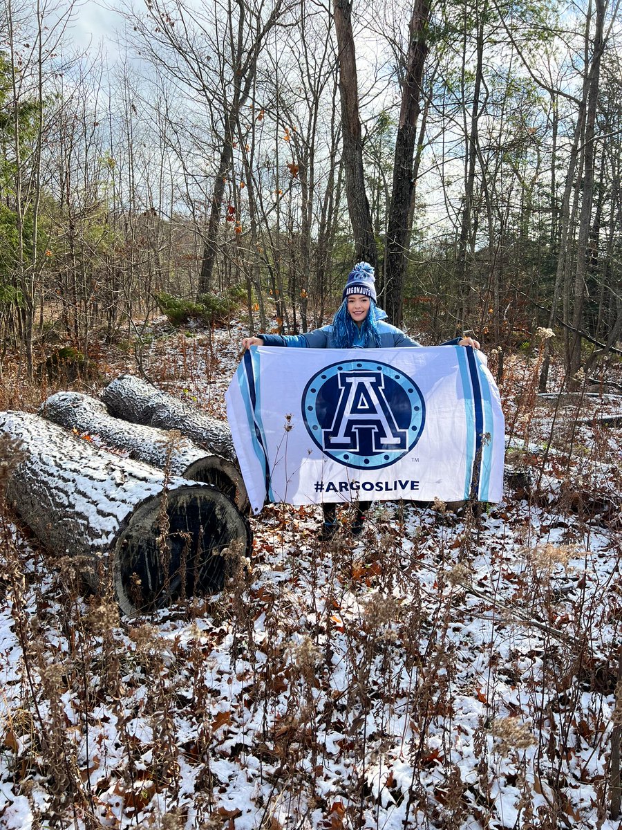 ArgosAdmirals's tweet photo. Supporting our @TorontoArgos from Muskoka’s cottage country today. Tailgating in the snow. #PullTogether #ArgosLive #CFL #CFLPlayoffs https://t.co/650J9D1IDR