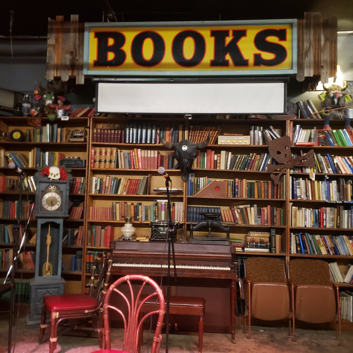 spacecoyotl's tweet photo. one of the coolest places I've stumbled across in Denver so far is Mutiny Information Cafe, a coffee shop &amp; used book store with fiction and artsy titles and comics, that also sells records &amp; Gundam kits &amp; has pinball &amp; an event space &amp; a cereal bar?? So much all in one place https://t.co/cKOs5pThr7