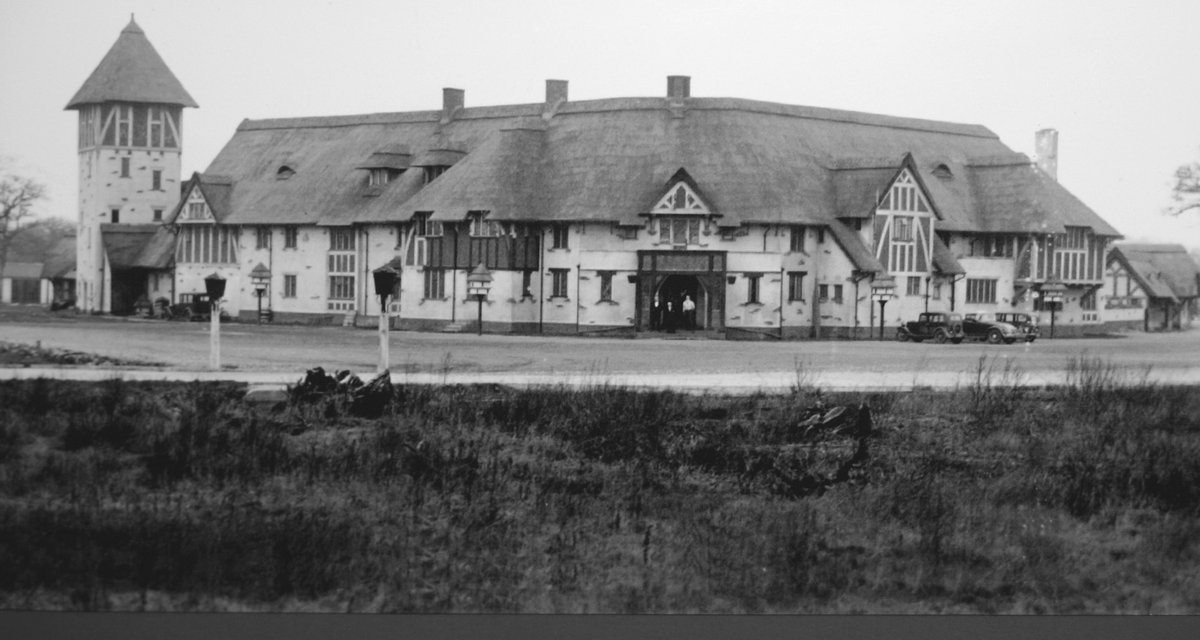johnlaw100's tweet photo. The Thatched Barn Roadhouse on the Barnet Bypass (A1) in the 1930s. Not only the biggest British inter-war roadhouse but surely the largest mock-Tudor structure ever built.  #interwar #motoring https://t.co/Gmvm7FSev4