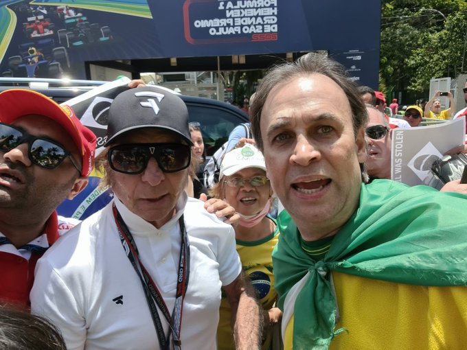 Vigilan66356230's tweet photo. Manifestação no Autódromo de Interlagos, em pleno final de semana de F1. Com a ilustre presença do campeao Emerson Fitipaldi
 O pedido de socorro vai correr o mundo. 13/11/2022.🇧🇷🇧🇷🇧🇷
By @viniciuscfp82 https://t.co/YeEddEqc40