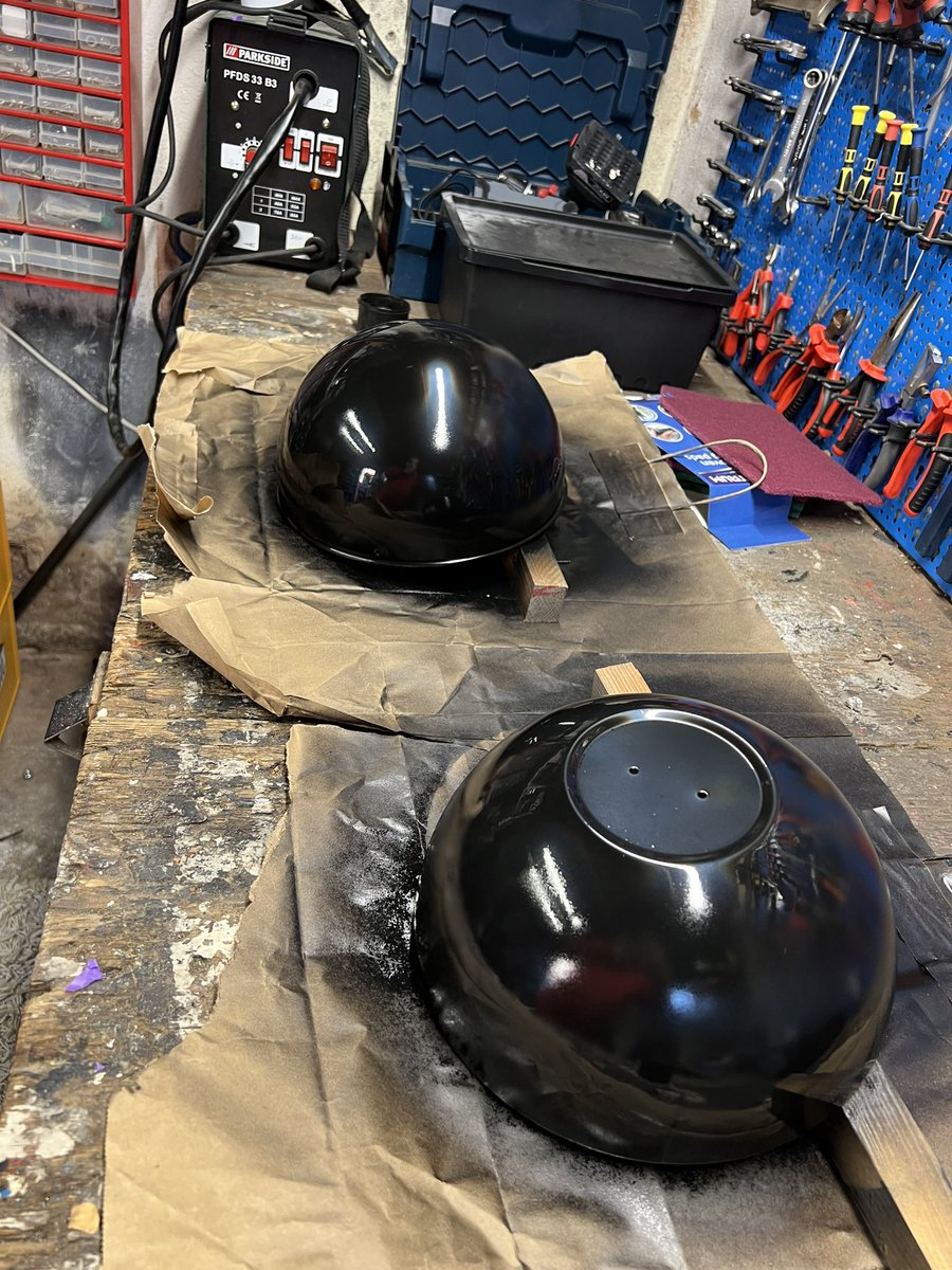 Nieuw interieur, van licht (wit) naar donker. Dus de accessoires geduldig overspuiten. #witnaarzwart