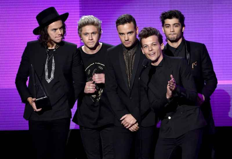 We're winning the AMAs' poll, but second on the tag voting. Let's go, Directioners! Time to rise from the dead 🔁 1K RTS 💬 2K REPLIES #⃣ I vote for #OneDirection (@onedirection)'s 'Story Of My Life' (2013) as the best performance in the history of AMAs! #AMAsFanFavorite