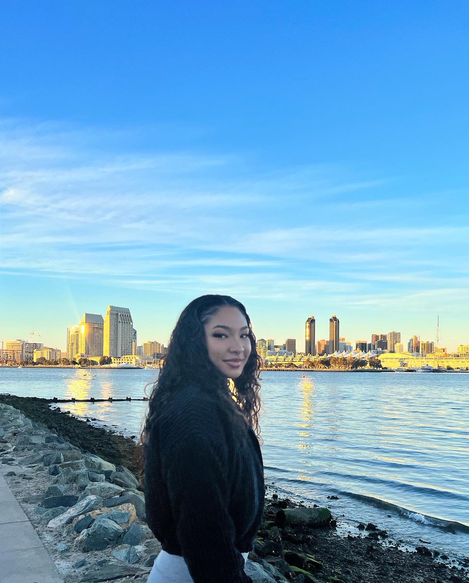 flomighty's tweet image. I’m just happy and for that I’m thankful 💕