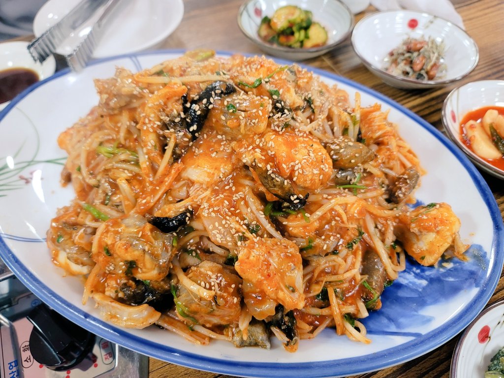 colahomeS2's tweet photo. 오랜만의 아구찜.. 마쉬따... 아구찜, 대구탕, 볶음밥. 콩나물 와구와구 먹고 볶음밥이랑 탕.. 반찬도 맛있당. https://t.co/sebI0sKB2w