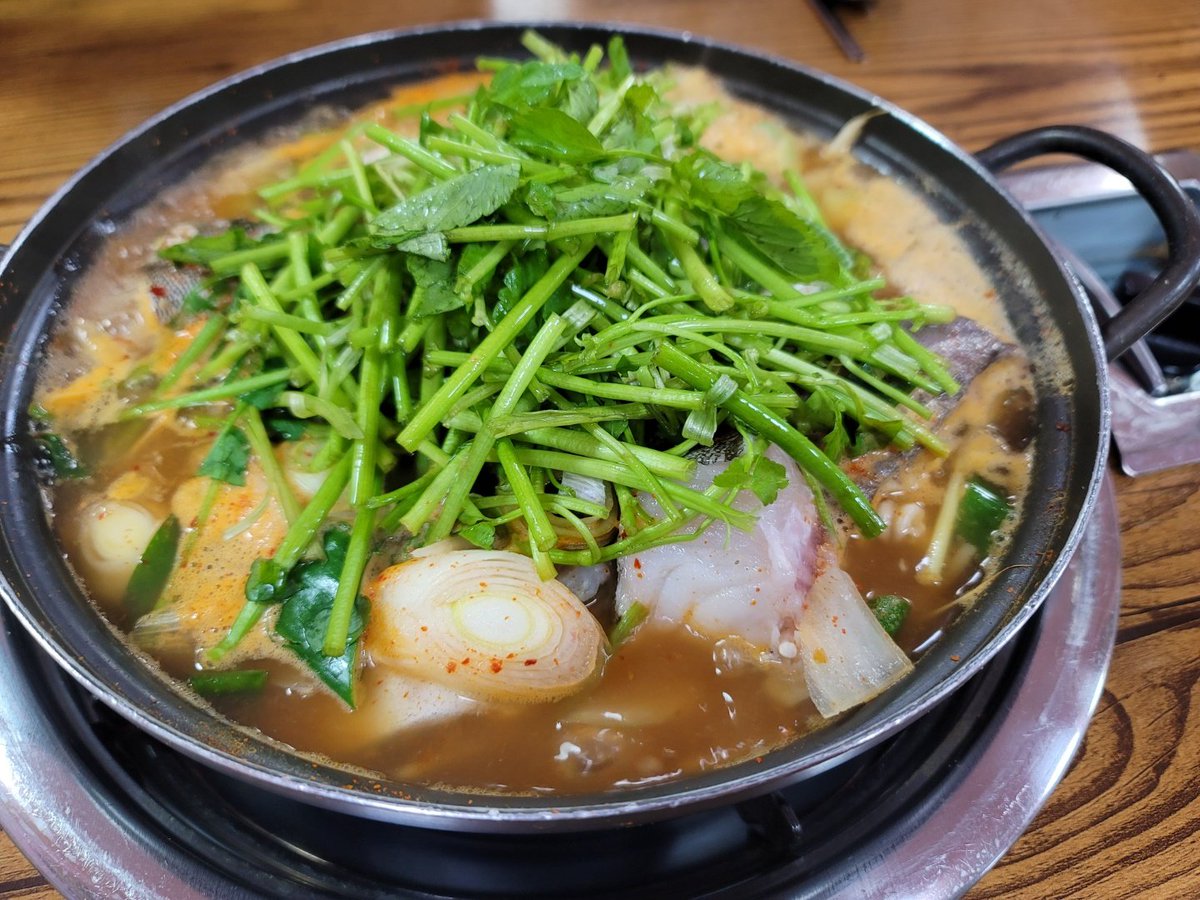 colahomeS2's tweet photo. 오랜만의 아구찜.. 마쉬따... 아구찜, 대구탕, 볶음밥. 콩나물 와구와구 먹고 볶음밥이랑 탕.. 반찬도 맛있당. https://t.co/sebI0sKB2w